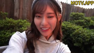 体操运动员在宿舍房间里屈曲并进行粗暴的肛交